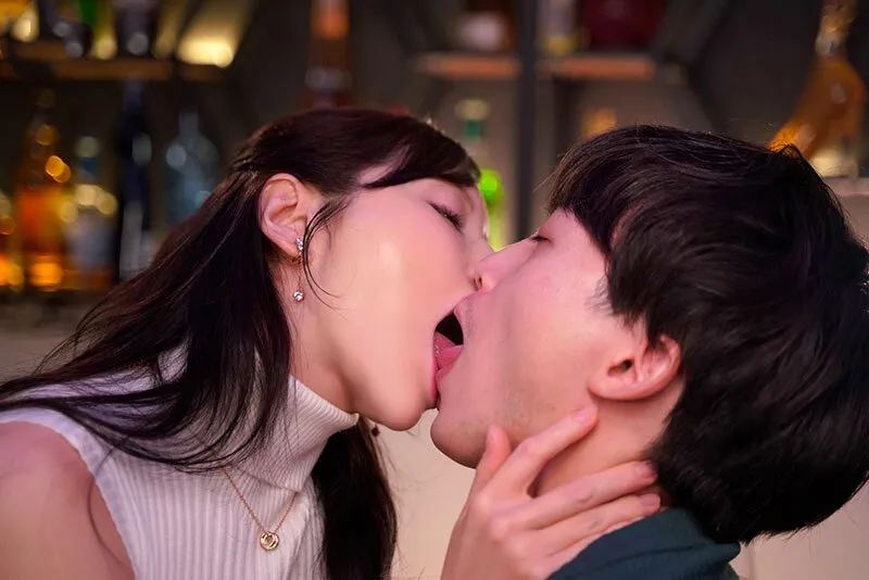 Aki Sasaki, cô gái xinh đẹp, chiều chuộng một cậu bé nhỏ tuổi mình