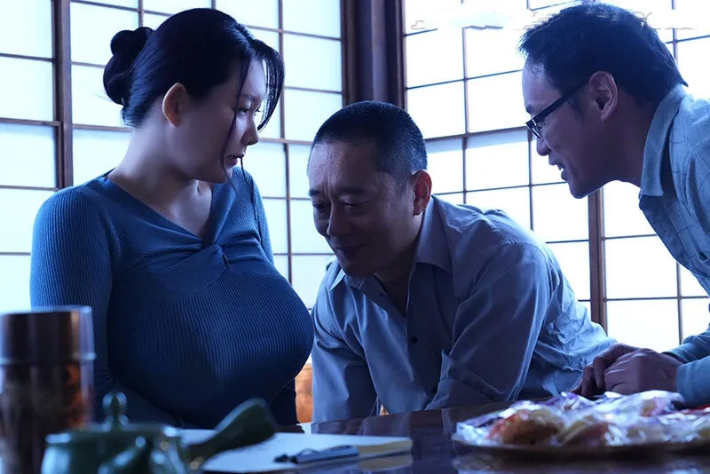 Một phụ nữ đã kết hôn bị cả hội khu phố lợi dụng làm tình